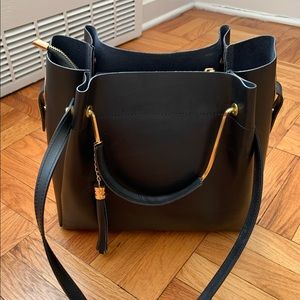 Parentesi smooth genuine leather black bag.